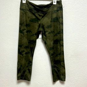Green camo crops with back zipper pocket and rip tag still, attached.